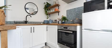 Réfrigérateur, four à micro-ondes, un four, surface de cuisson