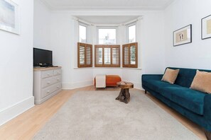 TV, offices - Host & Stay | The Westbourne Apartment (Brighton and Hove)