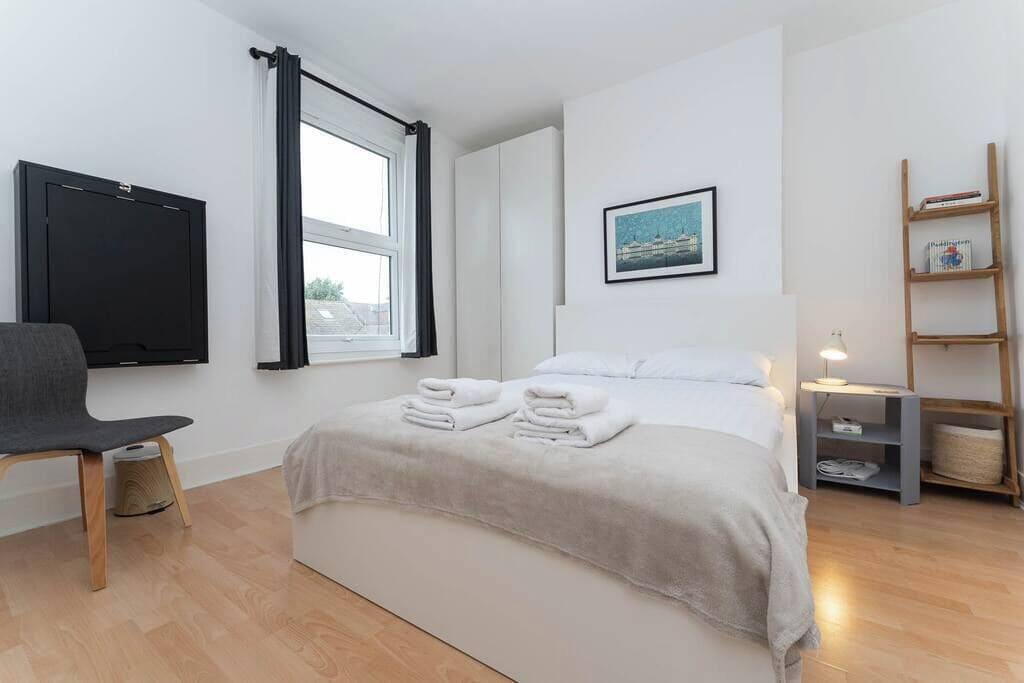 2 bedrooms, desk, iron/ironing board, WiFi