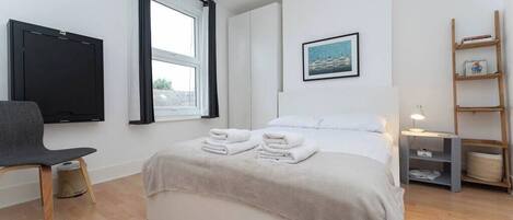 2 bedrooms, desk, iron/ironing board, WiFi
