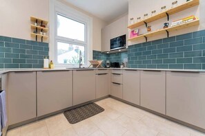 Fridge, microwave, oven, stovetop - Host & Stay | The Westbourne Apartment (Brighton and Hove)