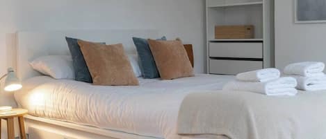 2 bedrooms, desk, iron/ironing board, WiFi