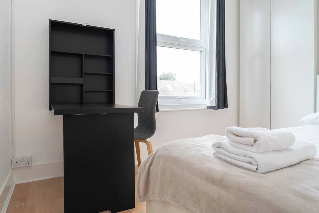 2 bedrooms, desk, iron/ironing board, WiFi