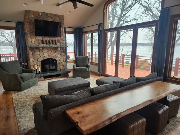 Televisie, een open haard, videospelletjes en boeken