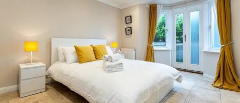 1 dormitorio, tabla de planchar con plancha, wifi y ropa de cama