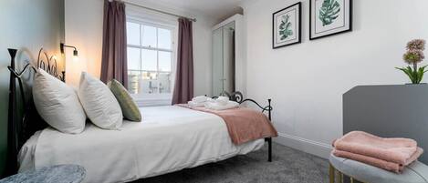 2 bedrooms, iron/ironing board, WiFi, bed sheets