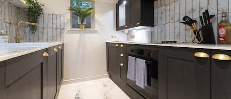 Frigorífico, microondas, horno y placa de cocina