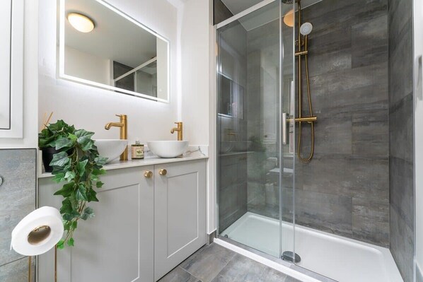 Shower, hair dryer, towels, shampoo
