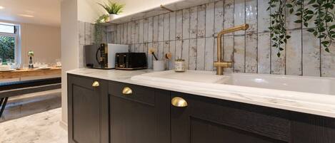 Réfrigérateur, micro-ondes, four, plaque de cuisson