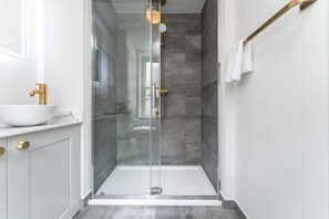 Shower, hair dryer, towels, shampoo - Host & Stay | Luxe on Margaret Street (Brighton and Hove)