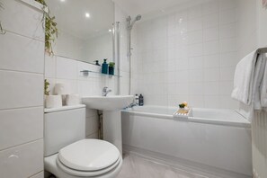 Shower, hair dryer, shampoo - Host & Stay | Good Vibes at Buckingham (Brighton and Hove)