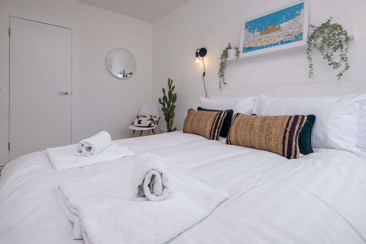 2 habitaciones, tabla de planchar con plancha, wifi y ropa de cama 