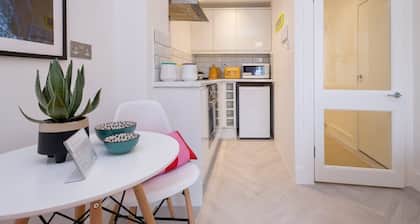 Host & Stay | Good Vibes at Buckingham