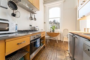 Fridge, microwave, oven, stovetop - Host & Stay | Alexandra Villas (Brighton and Hove)