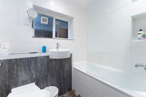 シャワー、ヘアドライヤー、タオル