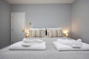 4 bedrooms, iron/ironing board, WiFi, bed sheets