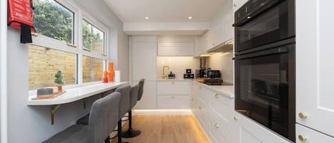 Kjøleskap, mikrobølgeovn, ovn og kokeplater