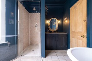 Shower, hair dryer, towels, shampoo - Host & Stay | Wakefield Apartment (Brighton and Hove)