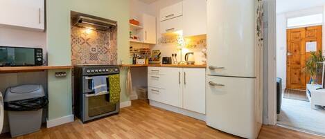 Kjøleskap, mikrobølgeovn, ovn og kokeplater