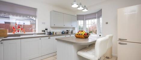 ثلاجة، ميكروويف، فرن، موقد طهي مسطح