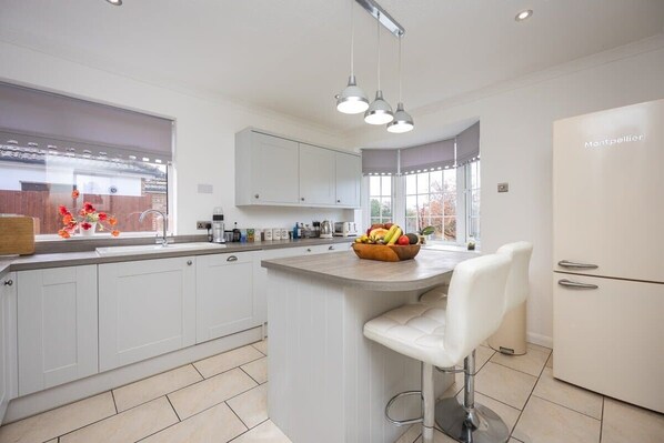 Fridge, microwave, oven, stovetop - Host & Stay | Downs Valley House (Brighton and Hove)