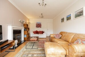 Una televisión, una oficina