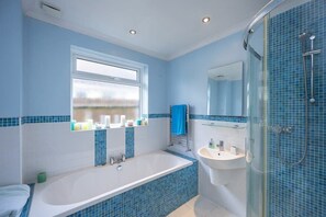 Shower, hair dryer, shampoo - Host & Stay | Downs Valley House (Brighton and Hove)