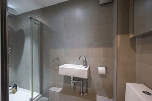 Shower, hair dryer, towels, shampoo - Host & Stay | Sillwood Seafront (Brighton and Hove)