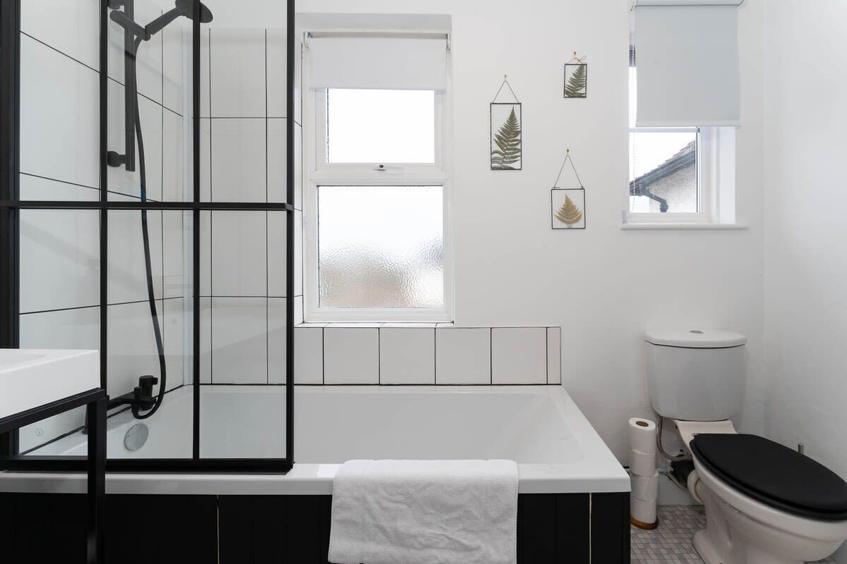 Shower, shampoo