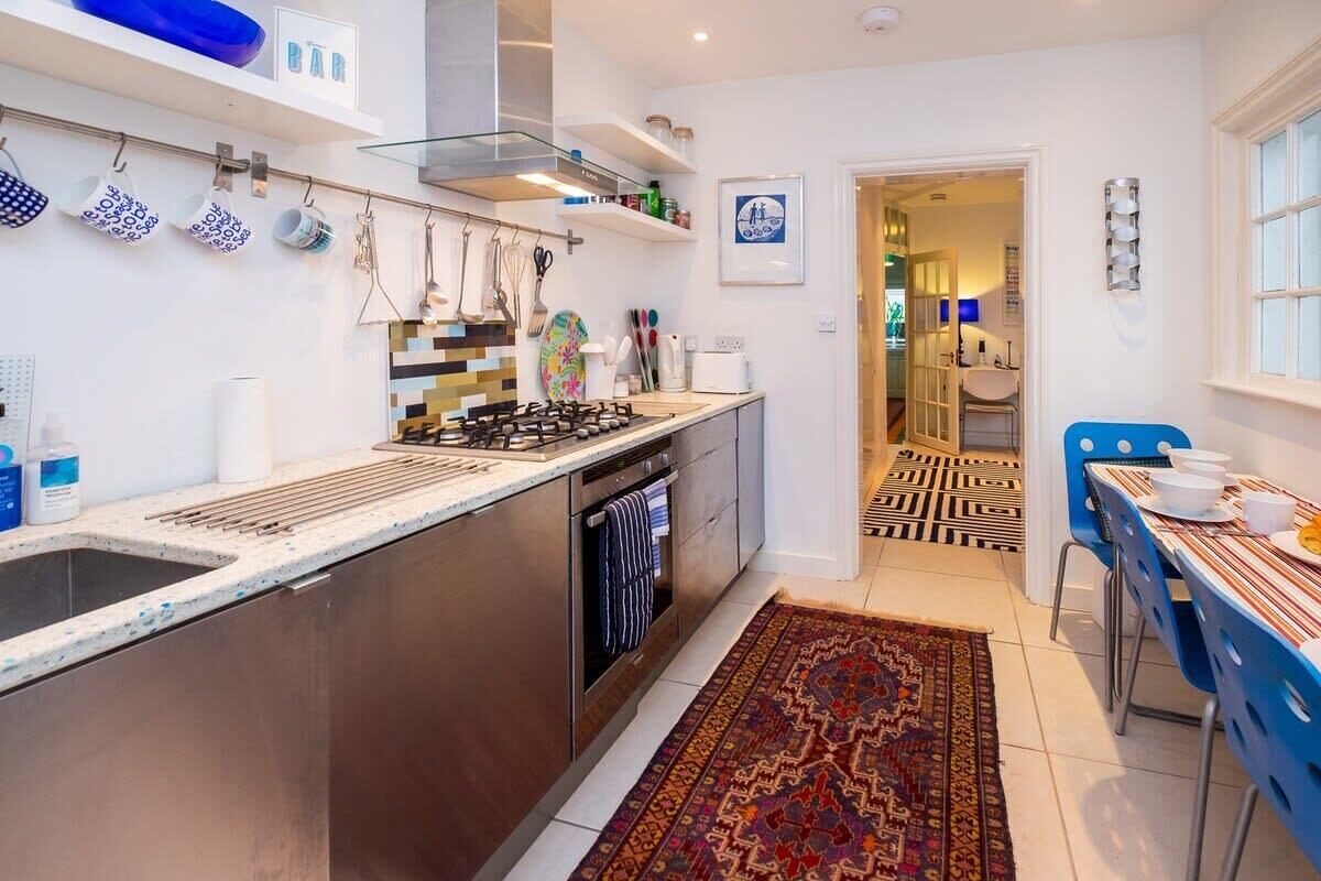 Fridge, oven, stovetop, dishwasher