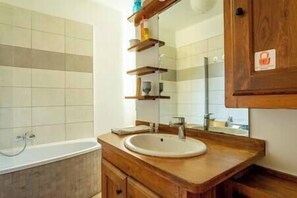 Hair dryer, towels - Strasbourg Gare - Petite France "Au 52" (Strasbourg)