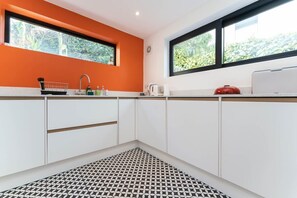 Frigorifero, forno, piano cottura, lavastoviglie