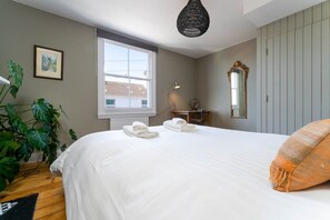 3 bedrooms, desk, iron/ironing board, WiFi