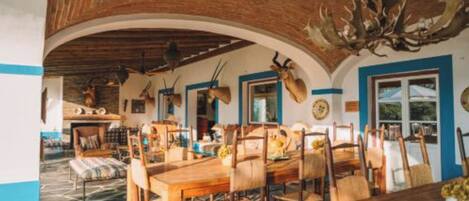 تناول الطعام بالخارج