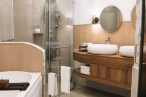 Baignoire et douche séparées, sèche-cheveux, peignoirs, chaussons