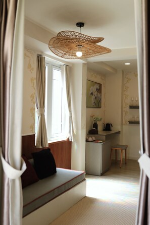 In-room safe, desk, soundproofing, iron/ironing board - Le Macaron Garden Stay - City Boutique Hotel Da Lat (Da Lat)