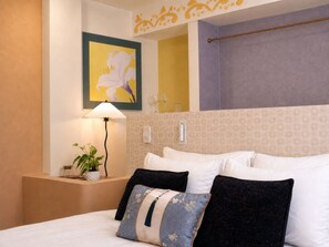 In-room safe, desk, soundproofing, iron/ironing board - Le Macaron Garden Stay - City Boutique Hotel Da Lat (Da Lat)