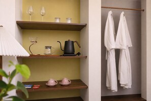 In-room safe, desk, soundproofing, iron/ironing board - Le Macaron Garden Stay - Boutique Hotel Da Lat (Da Lat)