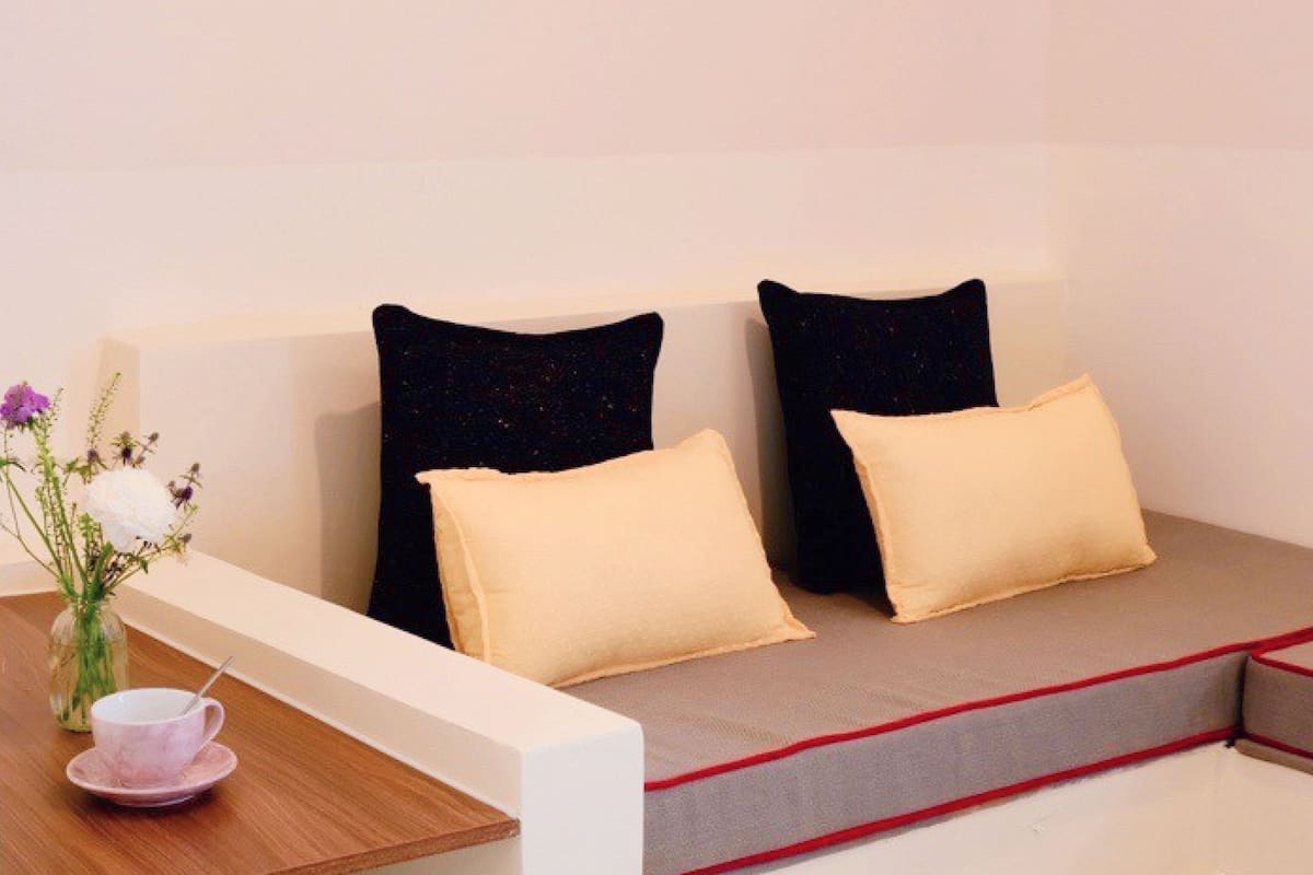 Premier tweepersoonskamer, 1 kingsize bed, uitzicht op stad | Een kluis op de kamer, een bureau, geluiddichte muren
