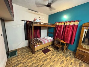 4 habitaciones, tabla de planchar con plancha, wifi y ropa de cama 