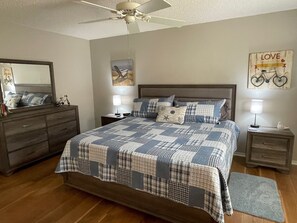 2 makuuhuonetta, silitysrauta/-lauta, ilmainen Wi-Fi, vuodevaatteet