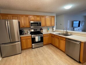 Frigorífico, microondas, horno y placa de cocina