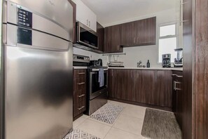 Geladeira, micro-ondas, fogão, cooktop