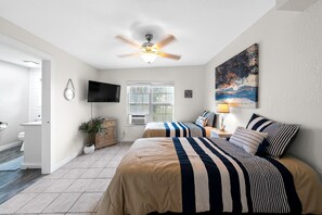 3 bedrooms, iron/ironing board, free WiFi, bed sheets - Boat Slip/WaterSlide/Outdoor Kitchen/Paddle Boards (New Braunfels)