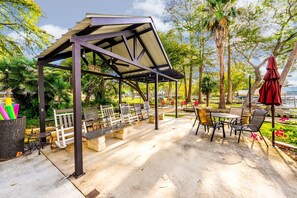 Outdoor dining - Boat Slip/WaterSlide/Outdoor Kitchen/Paddle Boards (New Braunfels)