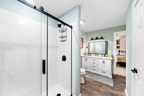 Een douche, handdoeken