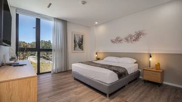 2 bedrooms, desk, iron/ironing board, WiFi