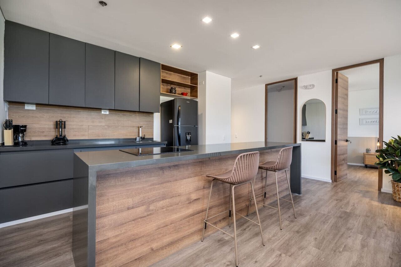 Frigorífico, microondas, horno y placa de cocina