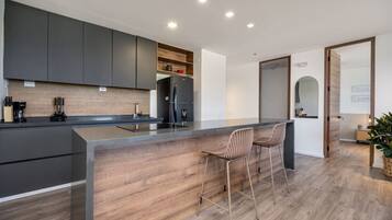 Refrigerador, microondas, horno y parrilla de estufa