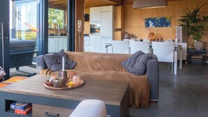Una sala moderna con sofá, mesa de centro y comedor.